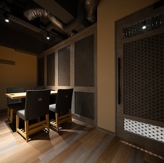 もつ鍋いちたかでは、落ち着いた雰囲気の個室をご用意しております。周囲を気にせず、ゆっくりと過ごせる空間は、接待や大切な人とのお食事、会社の宴会にも最適です。特別なひとときを、こだわりのもつ鍋とともにお楽しみください。