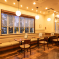 快適で落ち着いた雰囲気をご提供しています。明るい空間の中で、お食事をお楽しみいただけます。お一人でゆったりと過ごすのに最適で、軽食やコーヒーを気軽にお味わいいただけます。静かな時間を求める方や、ゆっくりリラックスしたい方にぴったりのスペースです。ぜひお気軽にお立ち寄りください。