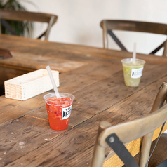 お一人様から楽しんでいただけるバーカウンターもございます。お好みに合わせて作るカクテルや、種類豊富なワインもお楽しみいただけます！美味しいお酒を味わいながら、ゆっくりとした時間をお過ごしください。