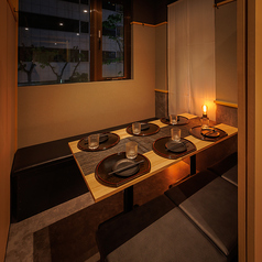 窓から見える夜景と、ふんわり灯る照明が魅力！仕切られた空間で周りを気にせず、ゆったり宴会が愉しめるプライベート感！足元ゆったりのシートで、お子様連れやご年配の方にも優しい設計です！和モダンなインテリアと落ち着いた照明が、いつもの飲み会をちょっと特別に演出！女子会や合コンにもピッタリで居心地抜群！