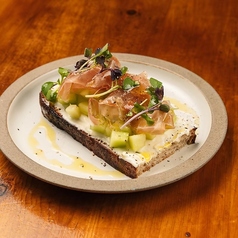 国産プロシュートと季節フルーツフルーツのタルティーヌ