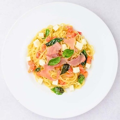 トマトとモッツァレラのバジル風味スパゲティ（生ハムのせ）