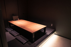落ち着いたダウン照明に黒の琉球畳を使用したお洒落な座敷