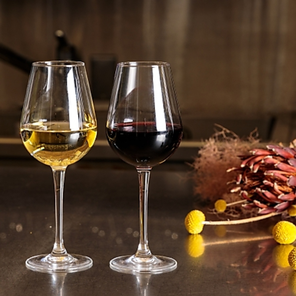 ソムリエセレクトのワインをセラーに常備。グラス１杯からご注文いただけます。