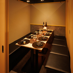 落ち着いた色合いと温かみのある灯りが心をホッと和ませる癒しの空間！卓上に料理とお酒が並べば、ゆっくり味わう至福のひとときが楽しめます！ゆったり座れるシートで、宴会はもちろん、友人同士の飲み会や大切なご接待、女子会、合コン、誕生日会にもピッタリ♪美味しいお酒と料理を、ゆっくりじっくり楽しんでください！