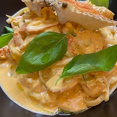 旬の蟹を使ったトマトクリーム（リングイネ）