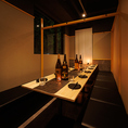 木の温もり溢れるテーブルに、落ち着いた和モダンな空間が広がり、会社の宴会や仲間との飲み会にもピッタリ♪ゆったりリラックスできるシートで、長時間の宴会でも快適に過ごせます！間接照明のほのかな灯りが空間を優しく包み込み、心地良いひとときを演出します！周囲を気にせず、思いっきり盛り上がれる空間です！