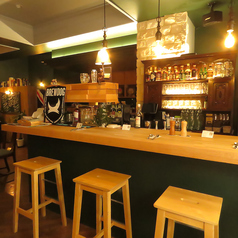 一人飲みや仕事帰りに気軽に立ち寄れるカウンター席。目の前でドリンクや料理を楽しめ、スタッフとの会話もほどよく楽しめる落ち着いた空間です。