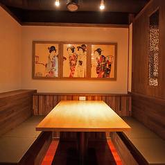 人気のお席は、和のアートを飾ったテーブル個室。柔らかい照明も手伝って寛いだ気分でご宴会をお楽しみいただけます。