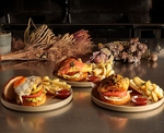 ボリューム満点！バーガーシリーズ。バンズはフワカリ食感とほんのり甘みの「いとだパン」を使用。