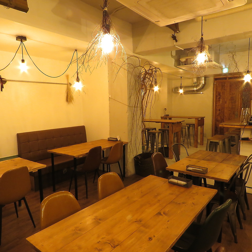 木の温もりを感じる店内はリラックスして過ごせる空間となっております♪デートや女子会におすすめ◎