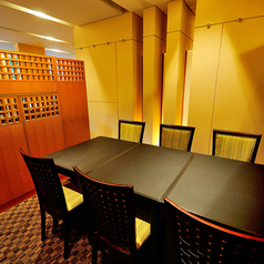 背の高い間仕切りで落ち着いた空間を創造した半個室(6名様まで)。ゆったりとおくつろぎいただける椅子席で、車椅子やベビーカーのご利用も可能です。