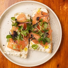 スモークサーモンのブルスケッタ