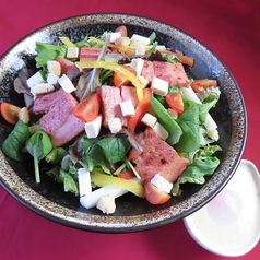 厚切りベーコンの温玉シーザーサラダ