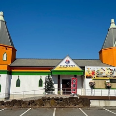 カウンター席は計4席ございます。お一人様でも気軽にランチやディナーを楽しめるアットホームな雰囲気が魅力です。