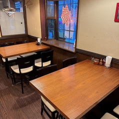 1階には4名様でご利用いただけるテーブル席も完備〇