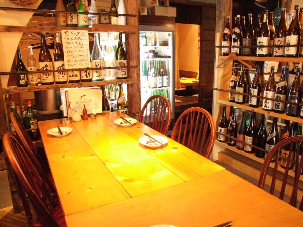 壁には扱っているお酒が飾られているので新たな発見があるかも。