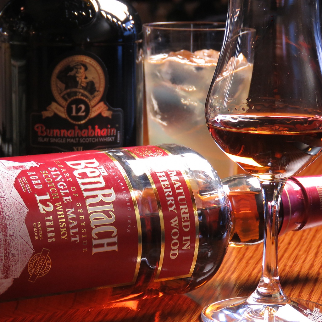 ウイスキーやラムなど、様々なお酒を取り揃えております。