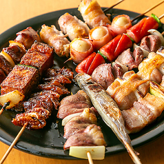 じっくり焼き上げる焼鳥と串盛りの丁寧な仕上げ