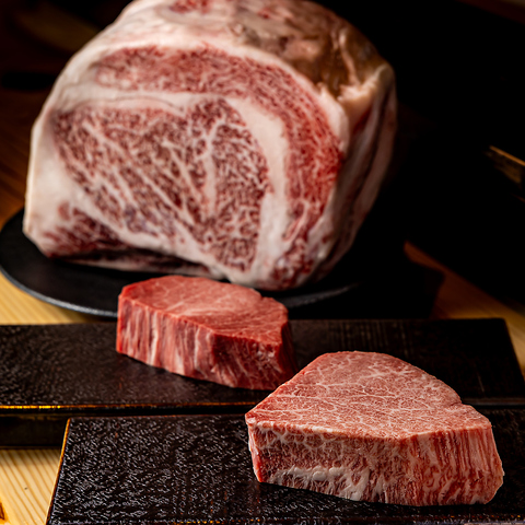 雌牛の上質な焼肉を、目の前で焼く贅沢なスタイルでお楽しみいただけます。