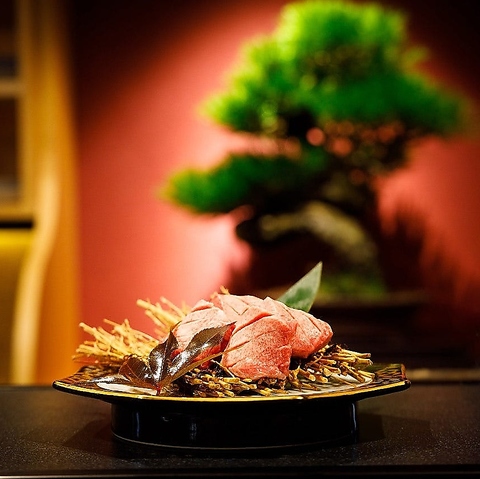 A5ランク黒毛和牛などの上質焼肉を、当店自慢『和牛焼肉×盆栽』の和モダン空間で。