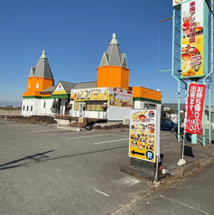 総席数76席の広々とした店内は、全席禁煙となっており、お子様連れの方も安心して過ごせる環境です。団体様での貸切利用も承っております。