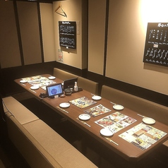 店内奥　小上がり席は掘りごたつで広々ご利用可能！