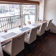 ウッディーで温かみの空間と音響にこだわった店内に流れる音楽♪カウンター席は4席ご用意。八坂神社や周辺の観光後のお食事やカフェタイムに最適な当店はお一人様～お気軽にご利用いただけます。