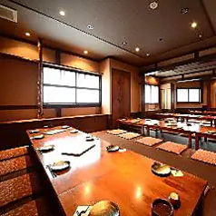気の置けないご友人との飲み会や、同僚とのサク飲みに最適なテーブル席をご用意しております。和の趣を感じる落ち着いた大人の空間で、三重県産の鮮魚や手作りのおばんざいをゆったりとお楽しみください◎全席喫煙可能なので、お席を立つことなく会話とお酒を存分にご堪能いただけます!