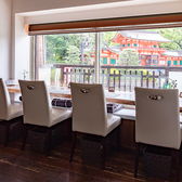 当店は八坂神社の目の前にあり、京阪本線では祇園四条駅7番出口から八坂神社に向かって徒歩5分、阪急京都線では河原町駅1番出口から徒歩8分の好立地にございます。