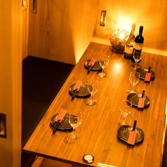 洗練された和モダンな空間が広がる大人数用のテーブル席は、会社宴会やご家族での集まり、接待など幅広いシーンに対応可能。温かみのある照明が落ち着いた雰囲気を演出し、会話と料理をゆっくり楽しめる心地よい空間です。背もたれ付きの椅子とゆとりあるレイアウトで、長時間のお食事も快適に。周囲を気になりません。