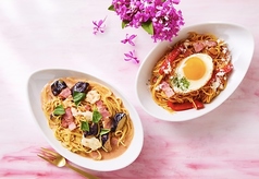 ソーセージエッグナポリタン右/ナスとモッツァレラのトマトクリーム左