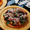 料理メニュー写真 生ハムとフレッシュサラダのピザ