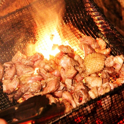 宮崎の広々とした自然で育った地頭鶏を使用。鮮度抜群の状態でご提供します。