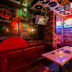 大きなネオンが特徴の、オシャレなソファーは女性に大人気♪女子会や誕生日、会社宴会、結婚式2次会してもOK！10名～貸切可能★周りを気にする必要無し!貸切でのご利用は事前にご相談ください！ご予約お待ちしております！