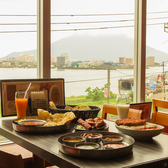 夜景がきれいな窓際のお席をご用意しています。昼は美しい海と桜島を眺めながら、夜はロマンチックな夜景を楽しむことができます。素晴らしい景色と共にお食事を楽しめるこの場所は、雰囲気抜群でデートにも最適です◎特別なひとときを演出する素敵な環境で、大切な人との時間をお楽しみください。