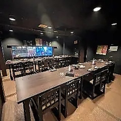 【2階 テーブル席】4名様×10卓　窓越しに街の景色を望める広々フロア！2階には4名様までご着席いただけるテーブル席をご用意しております。柔らかな照明の光と、モダンな黒壁が落ち着いた雰囲気を演出する空間。ご友人・ご家族の集まりから大人数での各種宴会まで幅広いシーンでご利用いただけます。