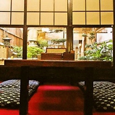 店内はテーブル席と座敷で構成されており、人気の座敷からは綺麗に手入れされた中庭を眺めることができます。