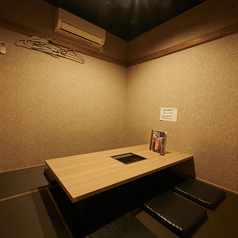 【個室 最大7名様×3室】個室席でゆったり焼肉をお楽しみいただけます!埋め込み式ロースターでにおいや脂も気にせず焼肉をお楽しみいただけます!ご家族やご友人との団らん、女子会などに最適なお席です◎