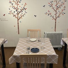 デートや記念日にぴったりなお席をご用意。二人だけの時間をゆったり過ごせる落ち着いた空間です。もちらんママ会やランチなどにも最適です！