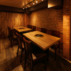 【テーブル席：8～12名様】お仕事帰りや観光の際のお食事に！広々としたテーブル席◎ご友人やご家族とのお食事、接待のほか、カジュアルなお集まりにも最適な2～4名様用テーブル席をご用意しております。向かい合って会話が弾む、居心地の良い空間。