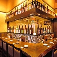 コの字に広がるカウンター席は、ずらりと並ぶ日本酒と焼酎のボトルに囲まれ、店内でもひときわ雰囲気のある特等席。目の前では職人が串を焼き上げる臨場感を味わえ、香りや音まで楽しめる贅沢な時間が流れます。お一人様や少人数でしっぽり飲みたい夜にも最適な、大人のための上質な空間です。