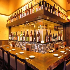 コの字に広がるカウンター席は、ずらりと並ぶ日本酒と焼酎のボトルに囲まれ、店内でもひときわ雰囲気のある特等席。目の前では職人が串を焼き上げる臨場感を味わえ、香りや音まで楽しめる贅沢な時間が流れます。お一人様や少人数でしっぽり飲みたい夜にも最適な、大人のための上質な空間です。
