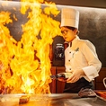 迫力あるフランベで臨場感を演出。お料理や調理のお写真の撮影も可能です。