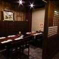 テーブル席は4名様×4席ご用意！最大10名様まで対応できます。ご友人とのお食事や会社帰りの食事などでぜひご利用ください。ご来店をお待ちしております◎