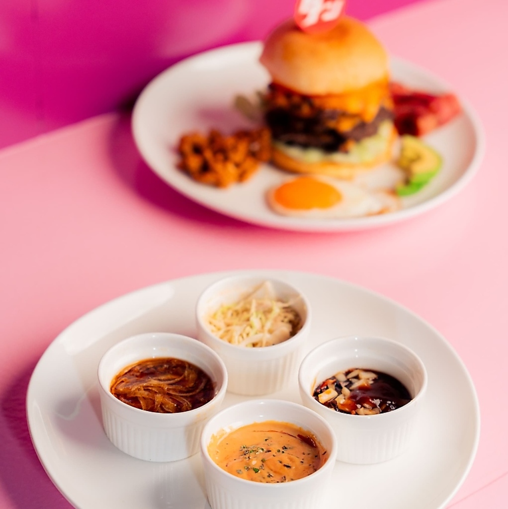 貸切可能で、お祝い・サプライズにも対応しております。特別な瞬間をぜひ当店でお楽しみくださいね！