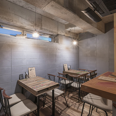 【テーブル席4名様掛け×2】友人や恋人との会話を楽しむのにぴったりな4名テーブル席。和やかな雰囲気で楽しいひとときを過ごせます。