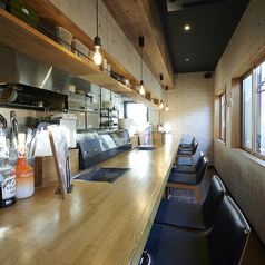 【カウンター席 2名様掛け×4卓】お仕事帰りのサク飲みやデートにもぴったりのお席です◎埋め込み式ロースターで、においや脂も気にせず気軽に焼肉を楽しめます!大切なひとときをぜひ当店でお過ごしください♪