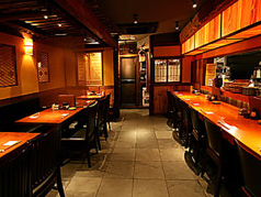 お客様の人数にあわせてお席を調整できる可動タイプのお席となっております。ご相談に応じて様々な人数でのお集まりに対応いたしますので、各種ご宴会にもおすすめです。お気軽に店舗までお問い合わせください！