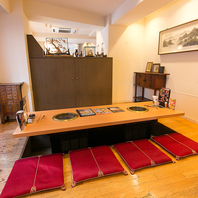 ゆったり寛げる掘りごたつ式完全個室がございます。